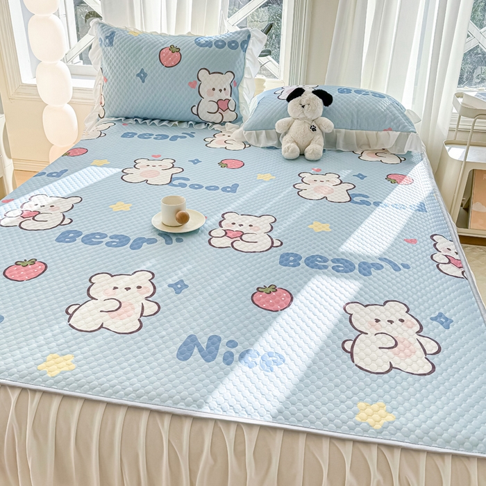 91家纺网 家纺一手货源 找家纺 康纳利2025新款A类冰豆豆床裙款凉席夏被四件套凉感丝空调被送买家秀 草莓小熊