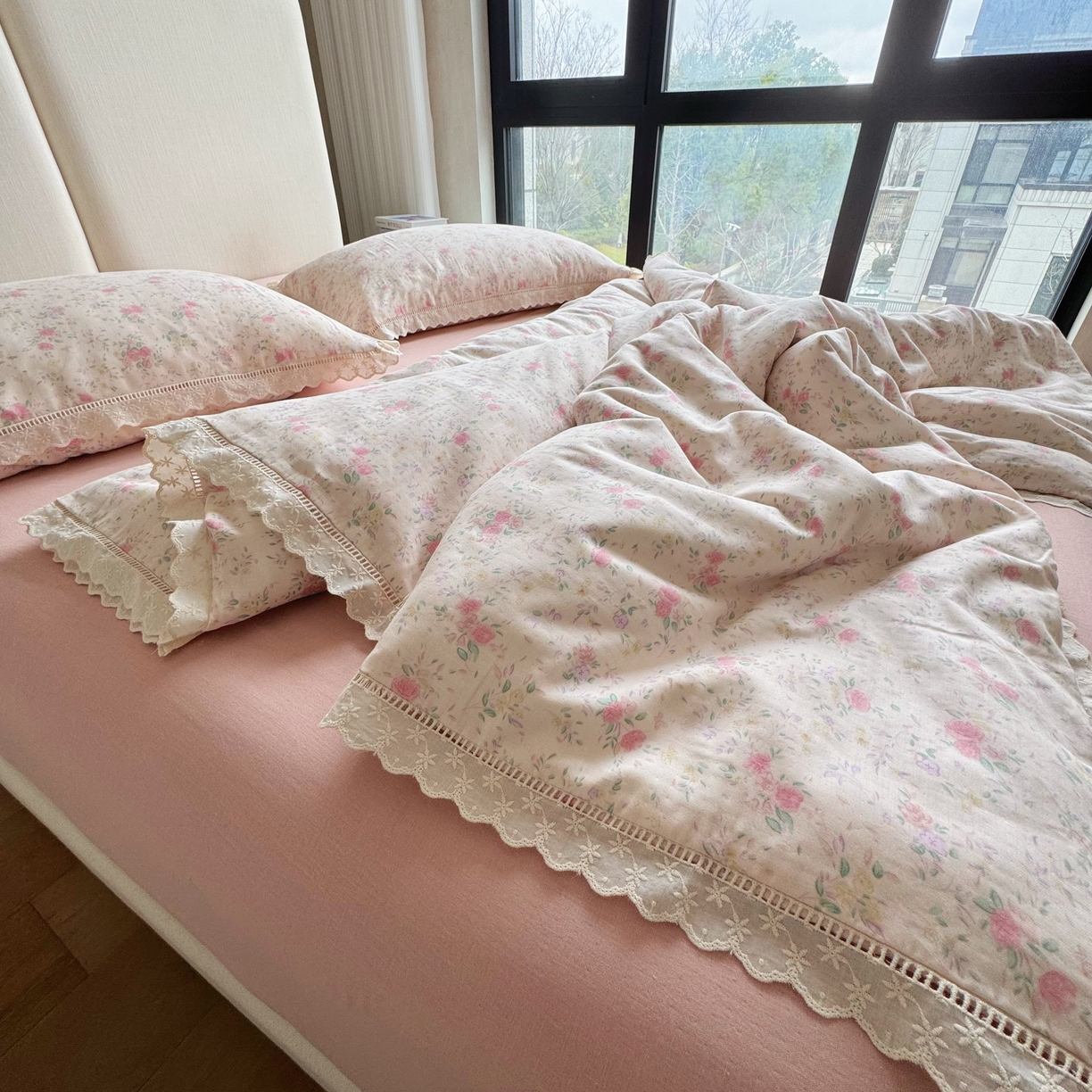 91家纺网 家纺一手货源 找家纺 8+8 （花型持续更新中）2025新款全棉双层纱镂空花边/皱皱花边四件套 蔷薇