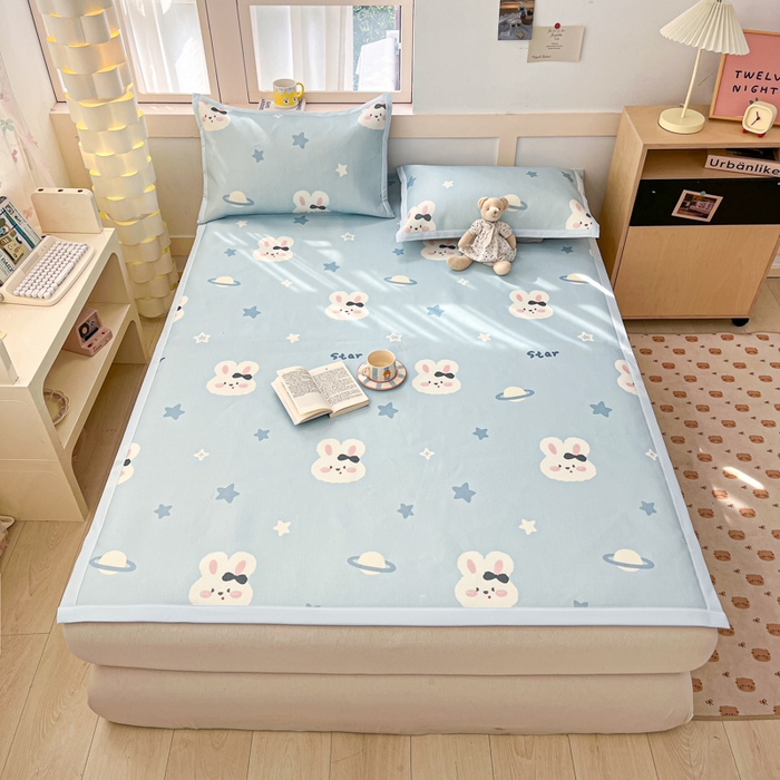 91家纺网 家纺一手货源 找家纺 绒艺席业 2025新款600D冰丝印花数码印花冰藤席卡通小清新系列 星空兔-兰