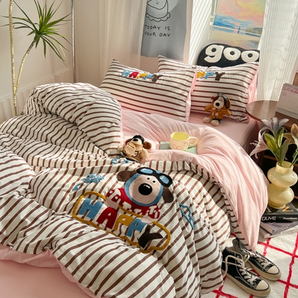 91家纺网 家纺一手货源 找家纺 （总）子钦2025新款云朵棉印加绣卡通毛巾绣四件套-飞行狗系列