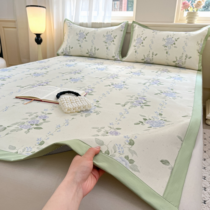 91家纺网 家纺一手货源 找家纺 绒艺席业 2025新款600D冰丝印花数码印花冰藤席赫本风系列 蔓野