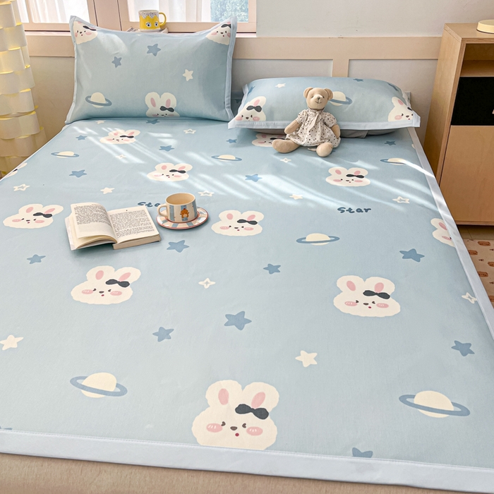 91家纺网 家纺一手货源 找家纺 绒艺席业 2025新款600D冰丝印花数码印花冰藤席卡通小清新系列 星空兔-兰