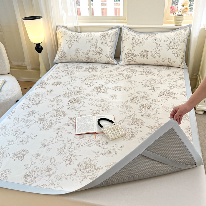 91家纺网 家纺一手货源 找家纺 绒艺席业 2025新款600D冰丝印花数码印花冰藤席赫本风系列 春风吹