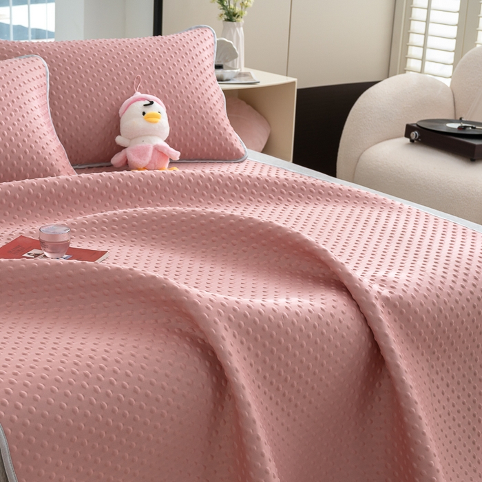 91家纺网 家纺一手货源 找家纺 默忆 2025新款3D轻奢风直播网红热款凉感丝冰豆豆三明治复合床单款凉席两件套三件套 时尚粉