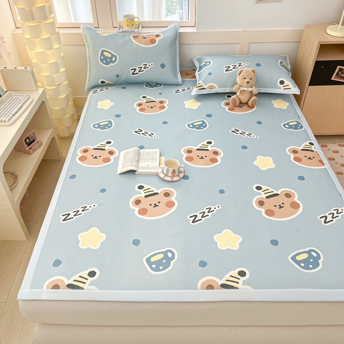 91家纺网 家纺一手货源 找家纺 绒艺席业 2025新款600D冰丝印花数码印花冰藤席卡通小清新系列 晚安小熊