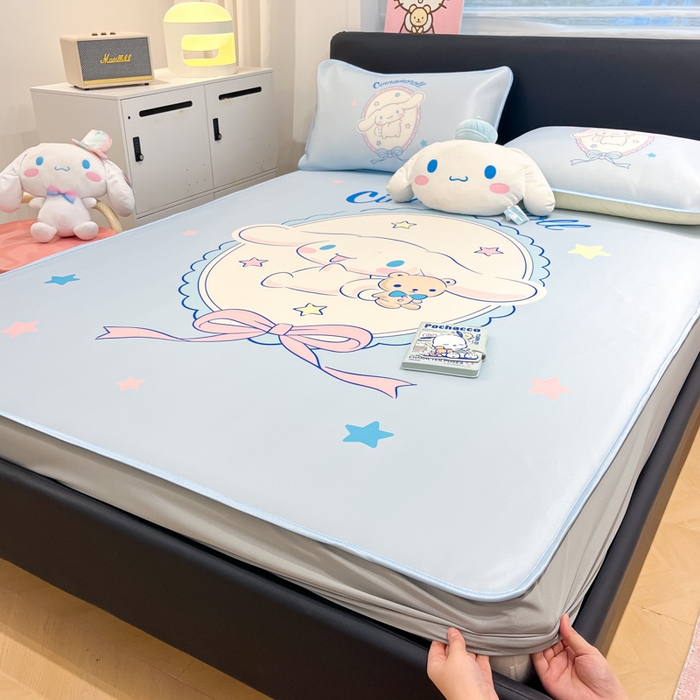 91家纺网 家纺一手货源 找家纺 暮思家居 2025新款正版授权A类大版数码印花三丽鸥可机洗1200D冰丝凉席可组合针织棉夏被四件套床笠款 床笠款-幸福大耳狗