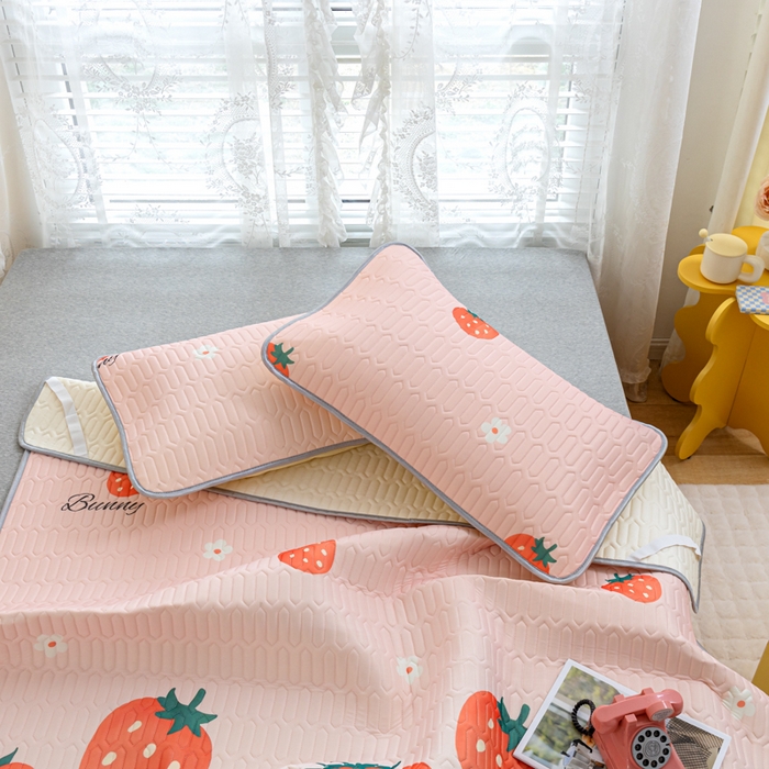 91家纺网 家纺一手货源 找家纺 默忆 2025新款凉感丝印花乳胶凉席 盛夏草莓