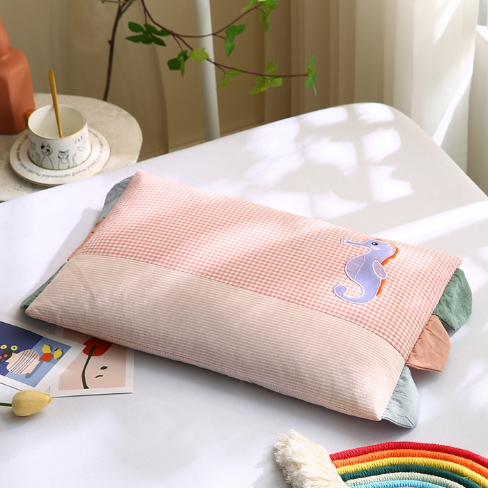 91家纺网 家纺一手货源 找家纺 2025全棉水洗棉贴布绣儿童荞麦枕头幼儿园学生枕芯 粉小格