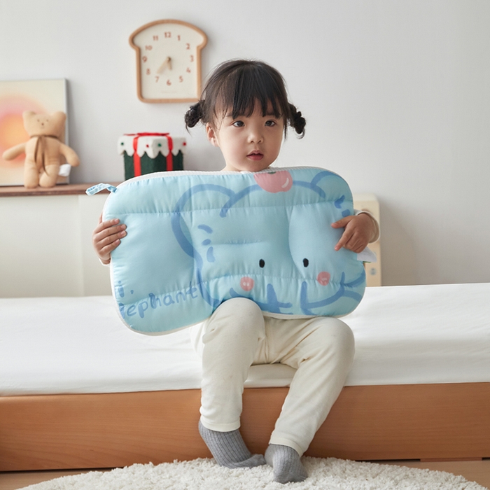 91家纺网 家纺一手货源 找家纺 2025新款A类大版卡通手绘AB版儿童豆豆枕枕芯系列 苹果象40*60cm/只