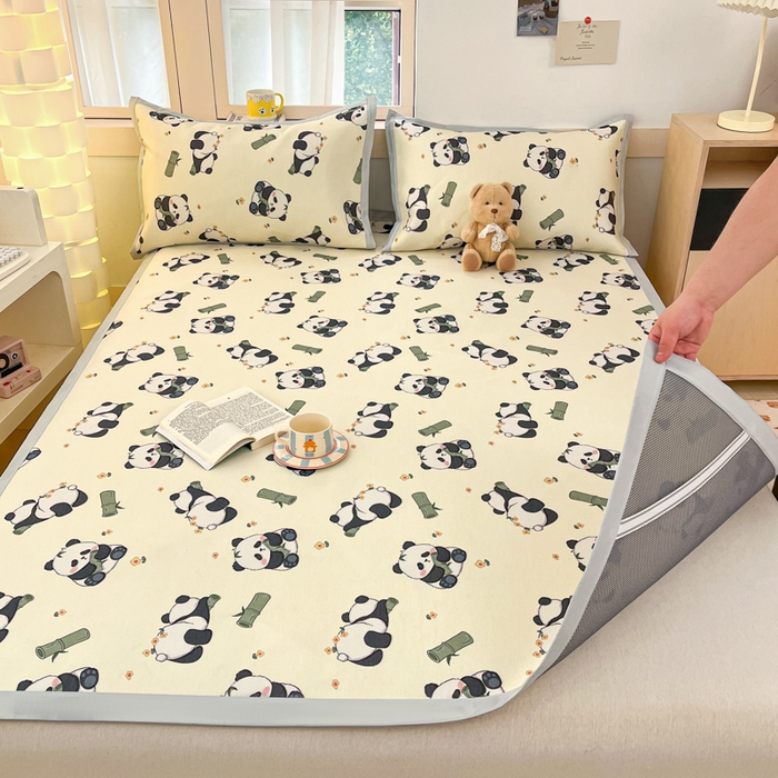 91家纺网 家纺一手货源 找家纺 绒艺席业 2025新款600D冰丝印花数码印花冰藤席卡通小清新系列 小熊猫