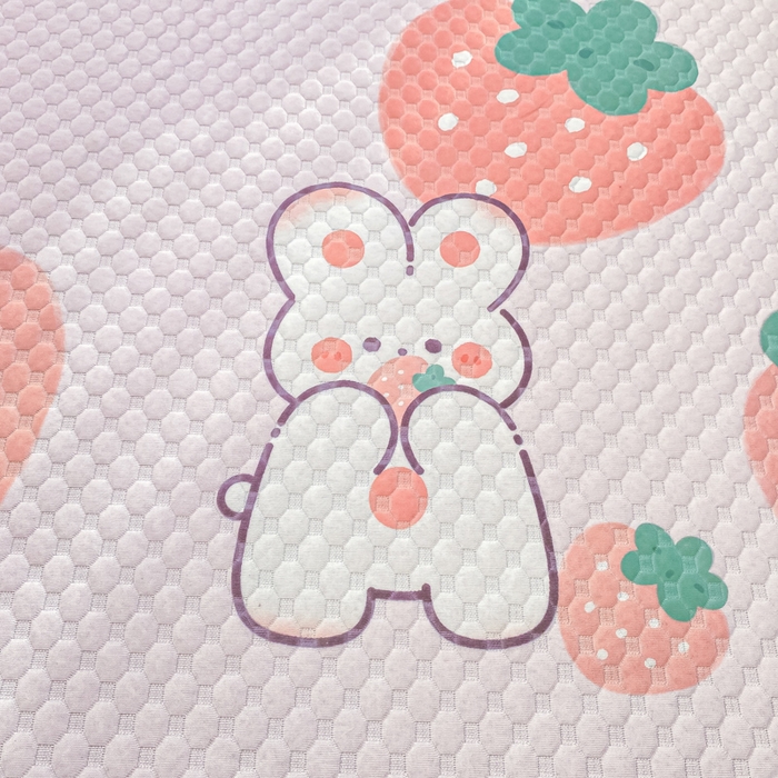 91家纺网 家纺一手货源 找家纺 康纳利2025新款A类冰豆豆床裙款凉席夏被四件套凉感丝空调被送买家秀 草莓兔