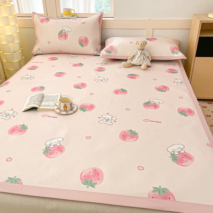 91家纺网 家纺一手货源 找家纺 绒艺席业 2025新款600D冰丝印花数码印花冰藤席卡通小清新系列 小草莓