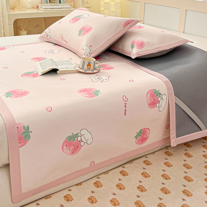 91家纺网 家纺一手货源 找家纺 绒艺席业 2025新款600D冰丝印花数码印花冰藤席卡通小清新系列 小草莓