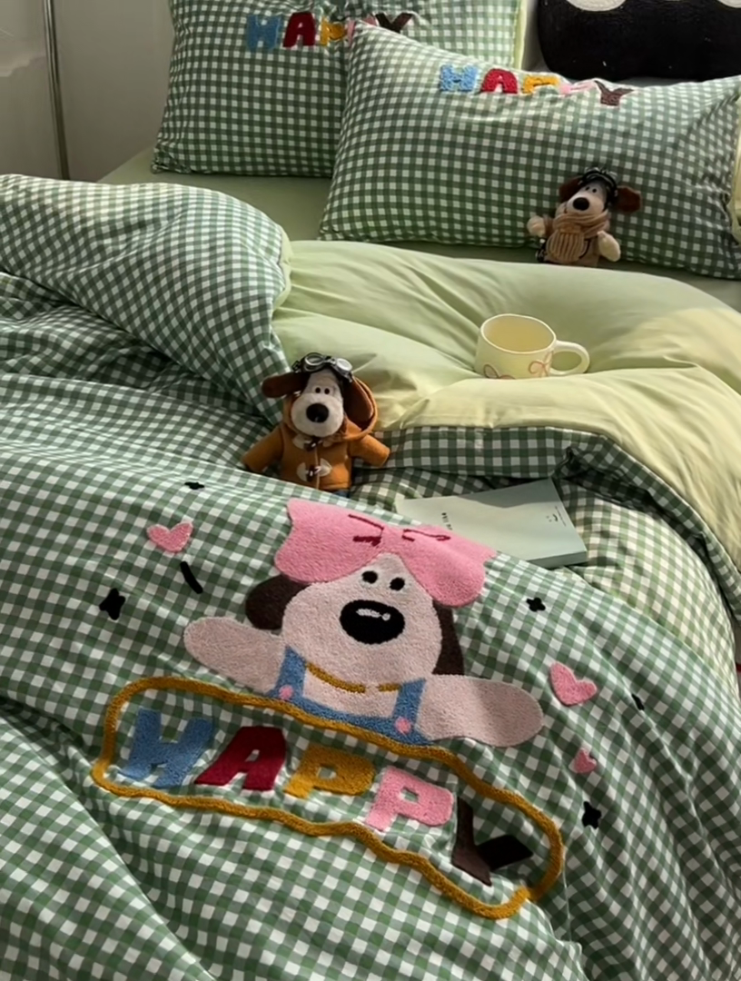 91家纺网 家纺一手货源 找家纺 （总）子钦2025新款云朵棉印加绣卡通毛巾绣四件套-飞行狗系列