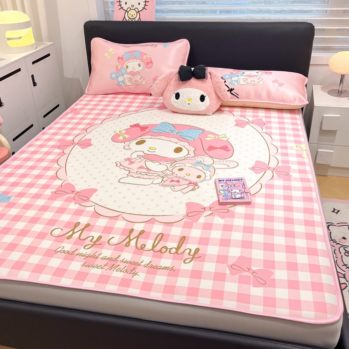 91家纺网 家纺一手货源 找家纺 暮思家居 2025新款正版授权A类大版数码印花三丽鸥可机洗1200D冰丝凉席可组合针织棉夏被四件套床笠款 床笠款-相框美乐蒂