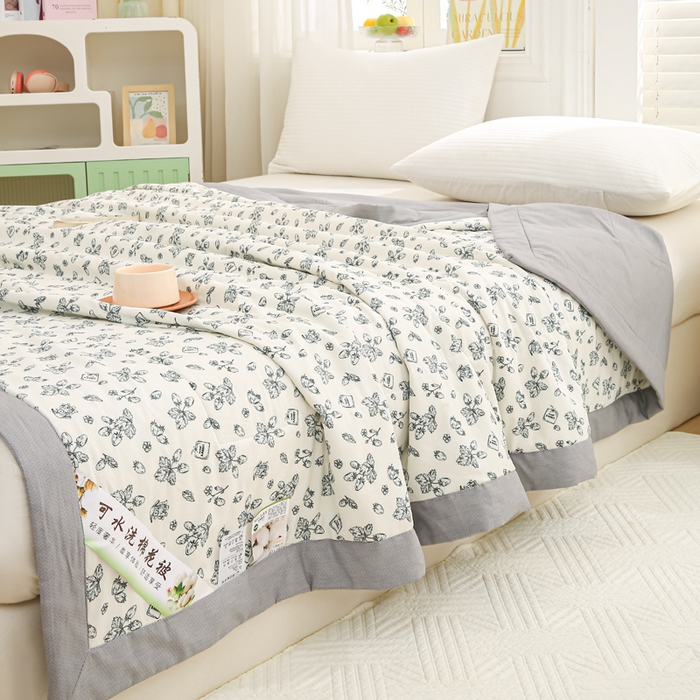 91家纺网 家纺一手货源 找家纺 锦鹭被业 2025新款A类里外全棉印花夏被 草莓园