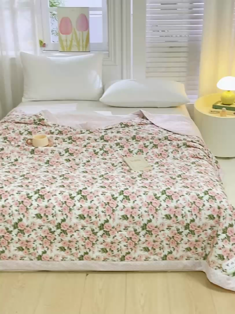 91家纺网 家纺一手货源 找家纺 锦鹭被业 2025新款A类里外全棉印花夏被 萱花粉