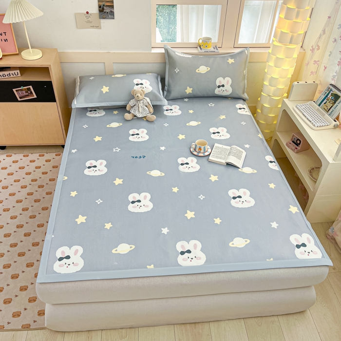 91家纺网 家纺一手货源 找家纺 绒艺席业 2025新款600D冰丝印花数码印花冰藤席卡通小清新系列 星空兔-灰