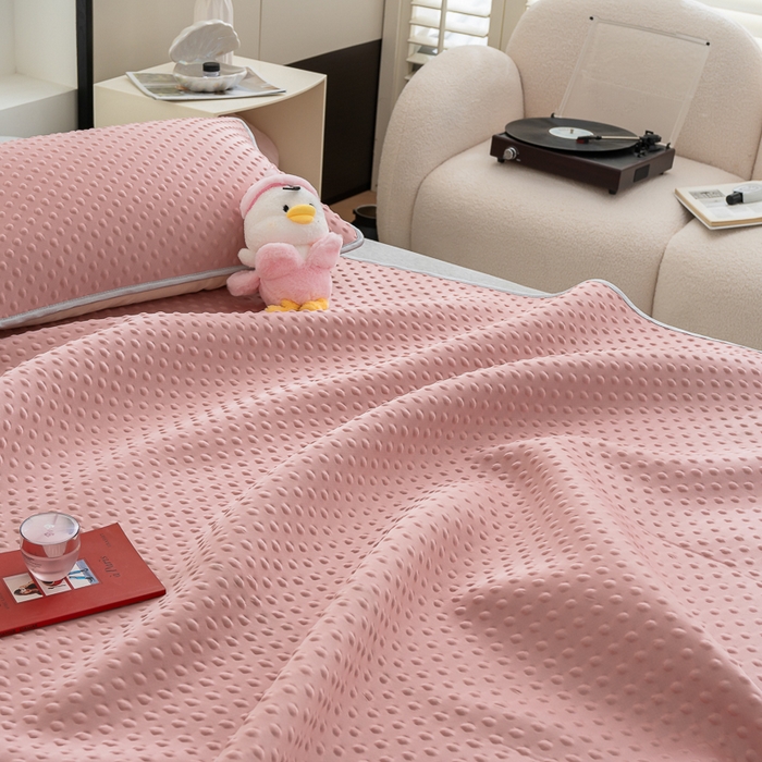 91家纺网 家纺一手货源 找家纺 默忆 2025新款3D轻奢风直播网红热款凉感丝冰豆豆三明治复合床单款凉席两件套三件套 时尚粉