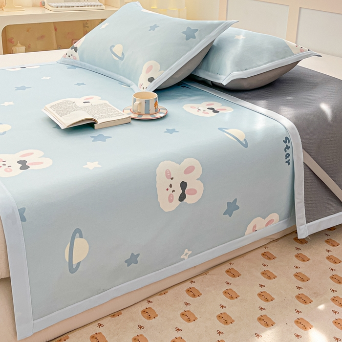 91家纺网 家纺一手货源 找家纺 绒艺席业 2025新款600D冰丝印花数码印花冰藤席卡通小清新系列 星空兔-兰