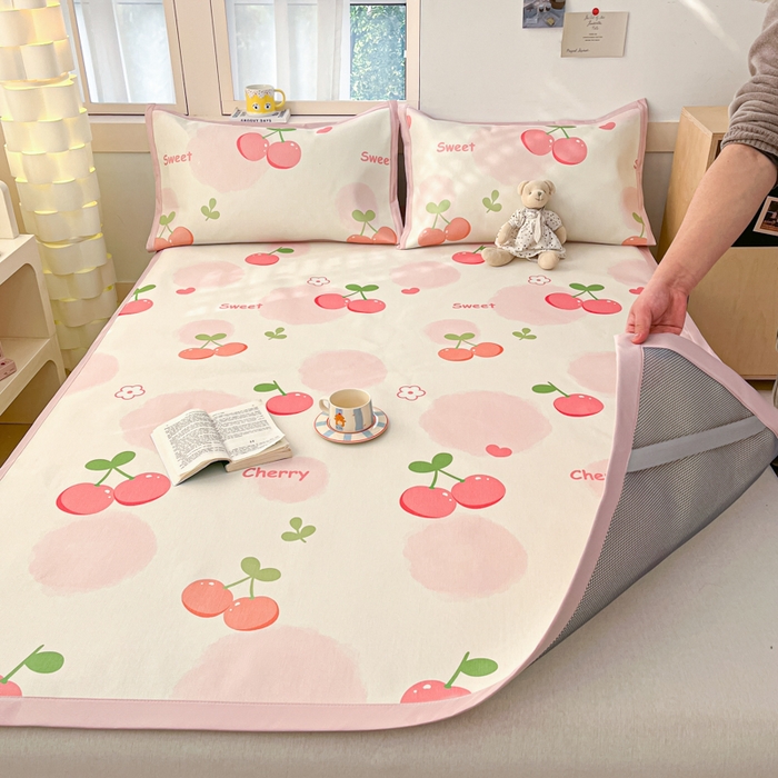 91家纺网 家纺一手货源 找家纺 绒艺席业 2025新款600D冰丝印花数码印花冰藤席卡通小清新系列 两颗樱桃