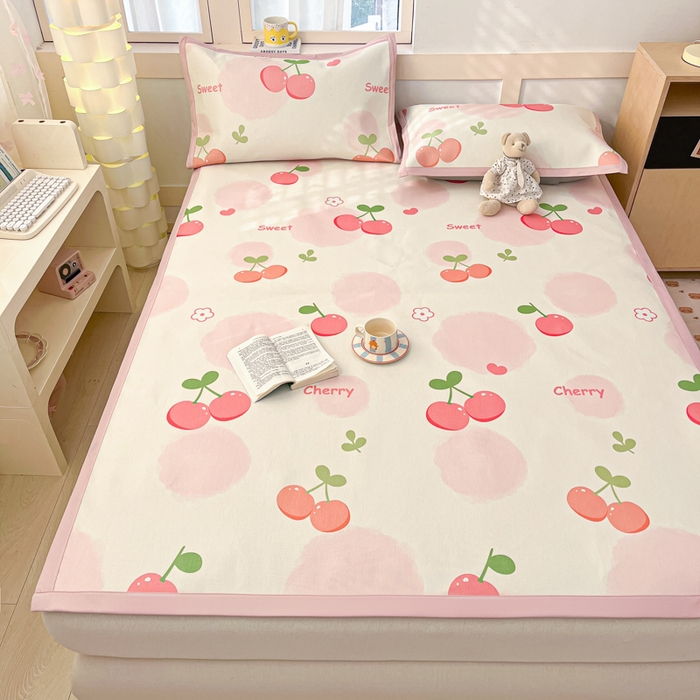 91家纺网 家纺一手货源 找家纺 绒艺席业 2025新款600D冰丝印花数码印花冰藤席卡通小清新系列 两颗樱桃