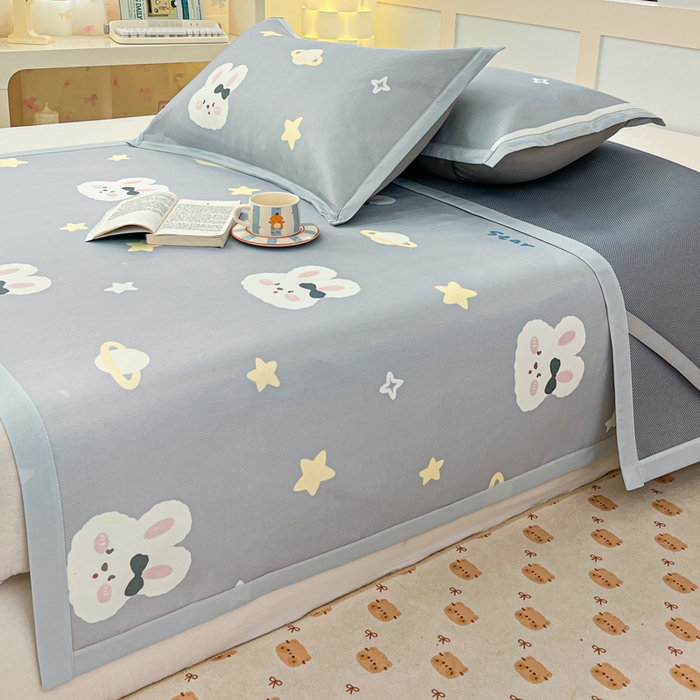 91家纺网 家纺一手货源 找家纺 绒艺席业 2025新款600D冰丝印花数码印花冰藤席卡通小清新系列 星空兔-灰