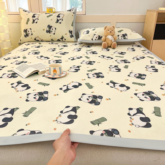 91家纺网 家纺一手货源 找家纺 绒艺席业 2025新款600D冰丝印花数码印花冰藤席卡通小清新系列 小熊猫