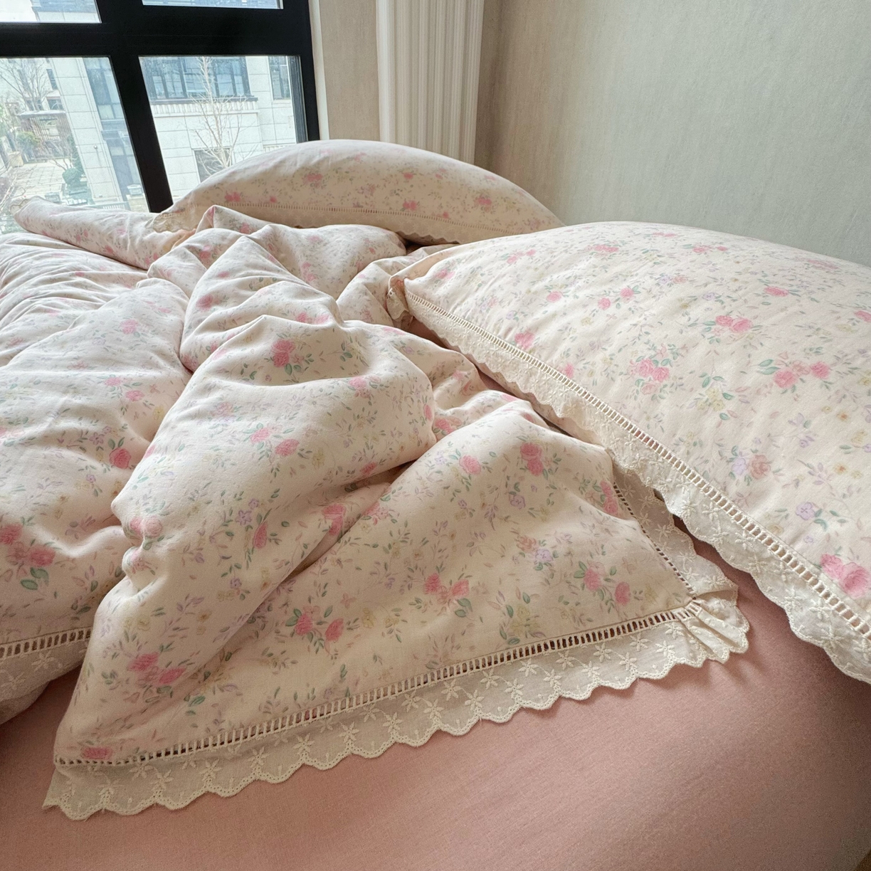 91家纺网 家纺一手货源 找家纺 8+8 （花型持续更新中）2025新款全棉双层纱镂空花边/皱皱花边四件套 蔷薇