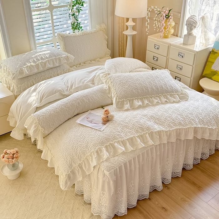 91家纺网 家纺一手货源 找家纺 花香四季家纺 2025新款夹棉绗缝床裙单件三件套法式四件套套件蕾丝公主风 米色