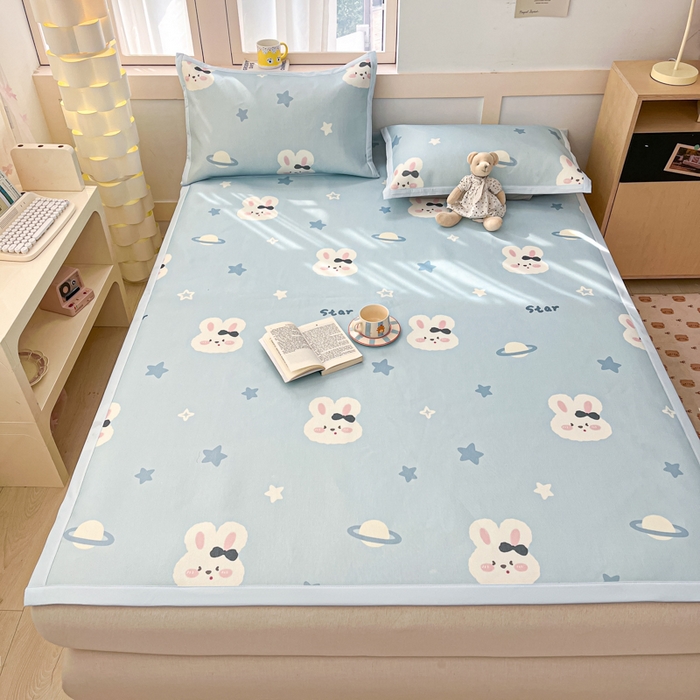 91家纺网 家纺一手货源 找家纺 绒艺席业 2025新款600D冰丝印花数码印花冰藤席卡通小清新系列 星空兔-兰