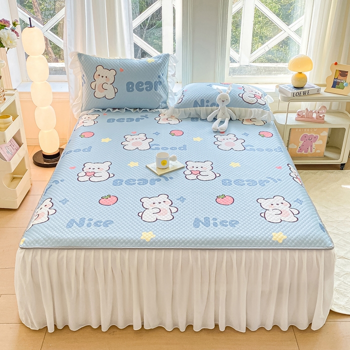 91家纺网 家纺一手货源 找家纺 康纳利2025新款A类冰豆豆床裙款凉席夏被四件套凉感丝空调被送买家秀 草莓小熊