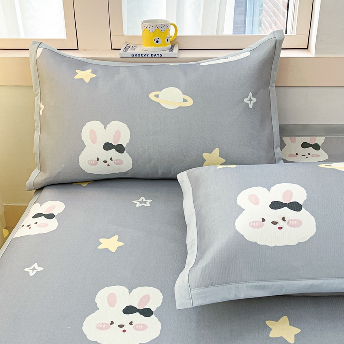 91家纺网 家纺一手货源 找家纺 绒艺席业 2025新款600D冰丝印花数码印花冰藤席卡通小清新系列 星空兔-灰