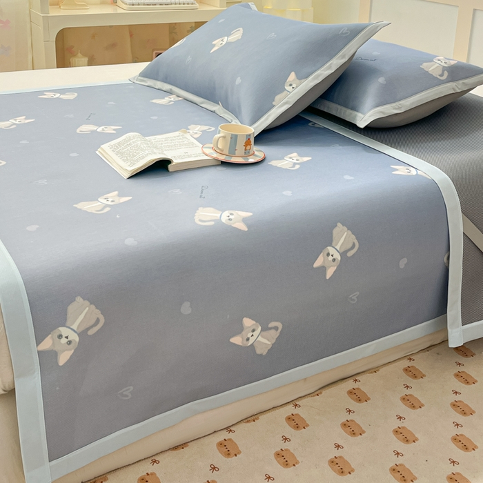 91家纺网 家纺一手货源 找家纺 绒艺席业 2025新款600D冰丝印花数码印花冰藤席卡通小清新系列 乖乖猫