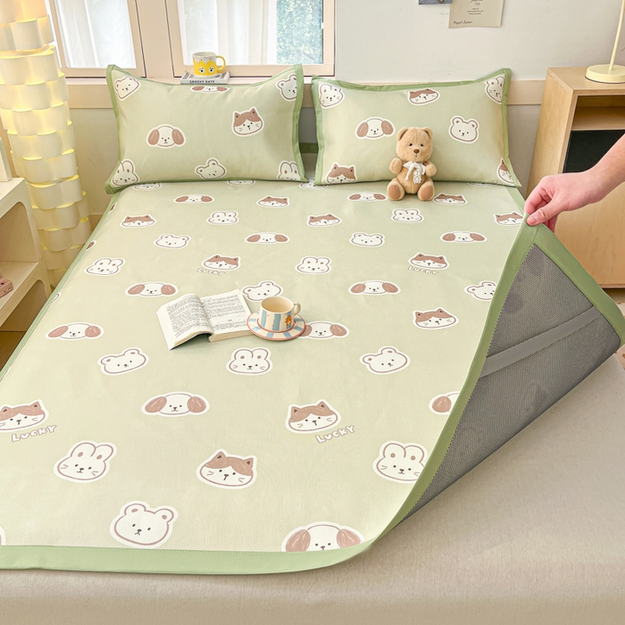 91家纺网 家纺一手货源 找家纺 绒艺席业 2025新款600D冰丝印花数码印花冰藤席卡通小清新系列 可爱三小只