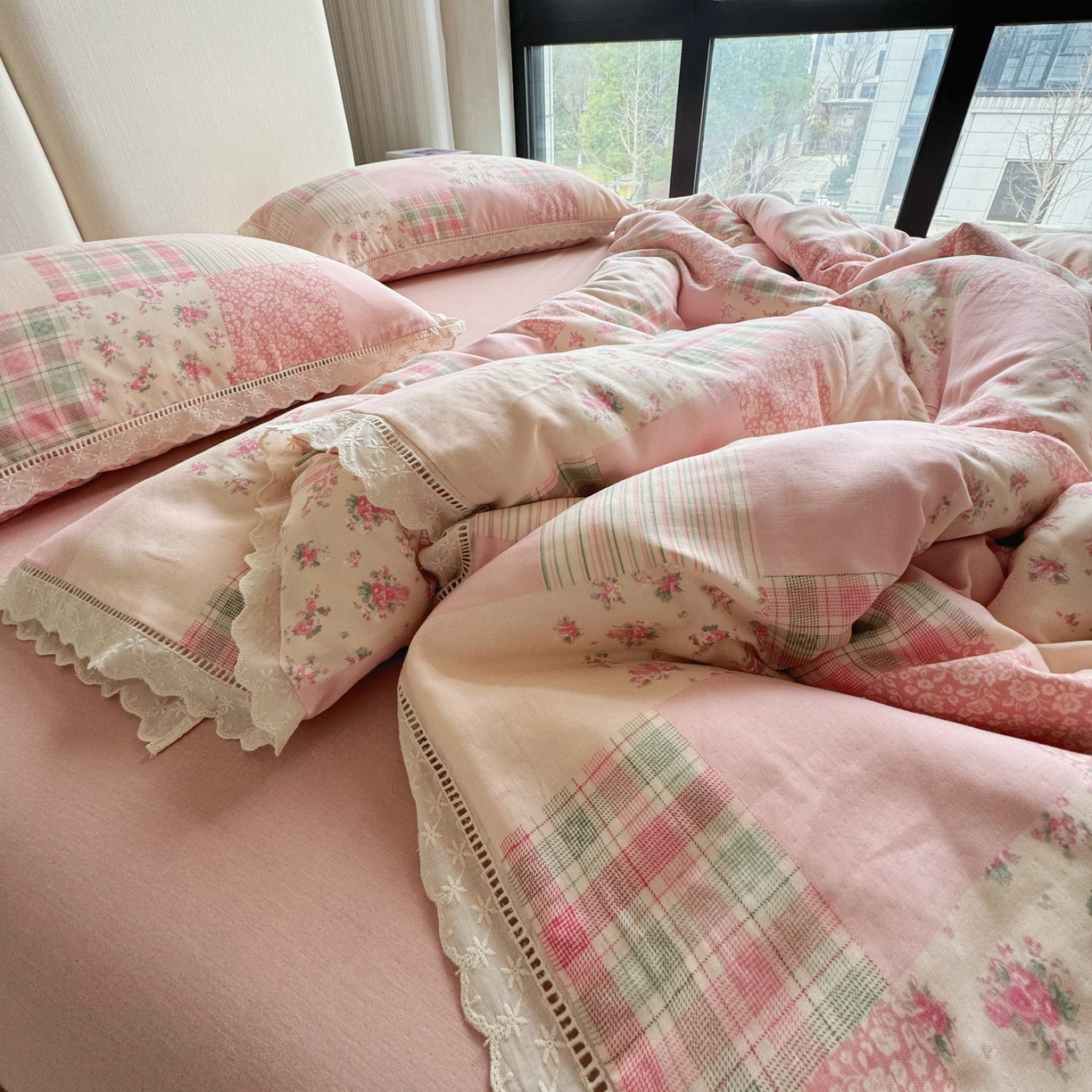 91家纺网 家纺一手货源 找家纺 8+8 （花型持续更新中）2025新款全棉双层纱镂空花边/皱皱花边四件套 田野少女