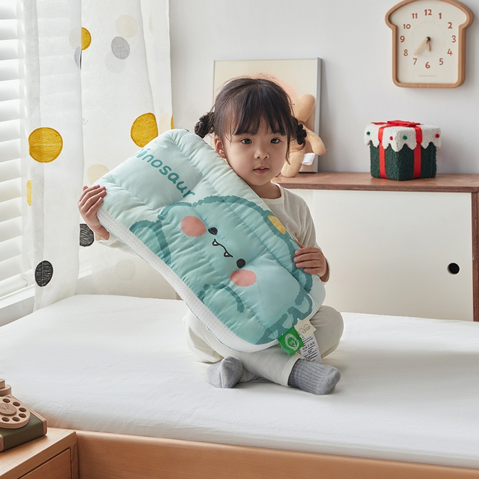 91家纺网 家纺一手货源 找家纺 2025新款A类大版卡通手绘AB版儿童豆豆枕枕芯系列 呆呆龙40*60cm/只