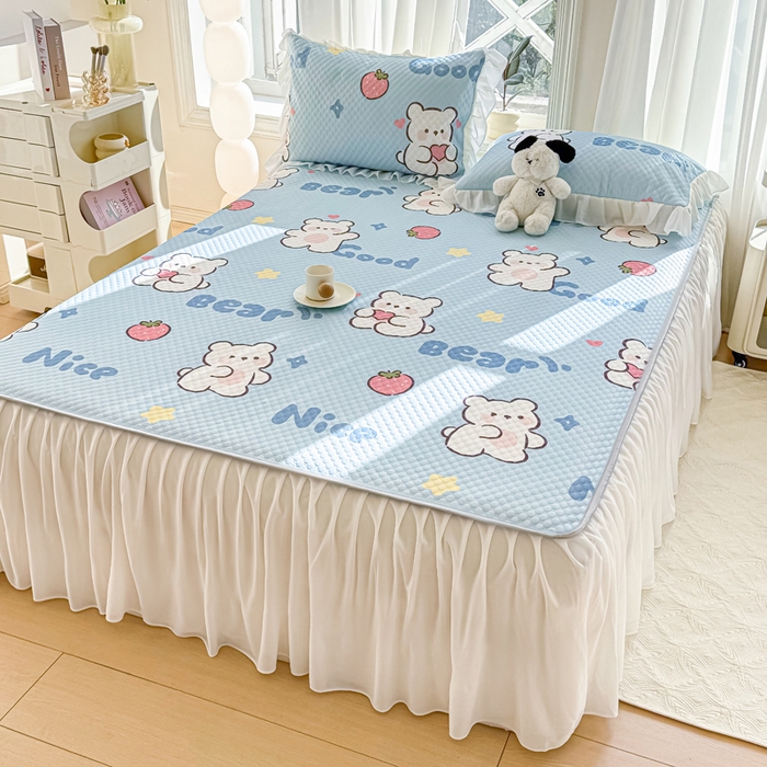 91家纺网 家纺一手货源 找家纺 康纳利2025新款A类冰豆豆床裙款凉席夏被四件套凉感丝空调被送买家秀 草莓小熊