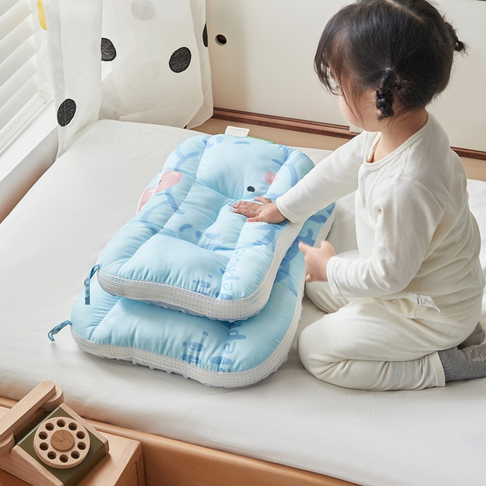 91家纺网 家纺一手货源 找家纺 2025新款A类大版卡通手绘AB版儿童豆豆枕枕芯系列 苹果象40*60cm/只