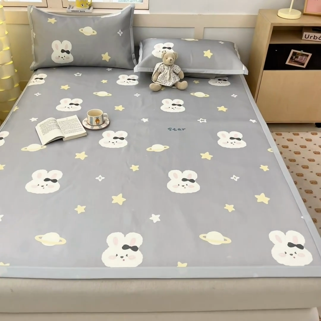 91家纺网 家纺一手货源 找家纺 绒艺席业 2025新款600D冰丝印花数码印花冰藤席卡通小清新系列 星空兔-灰