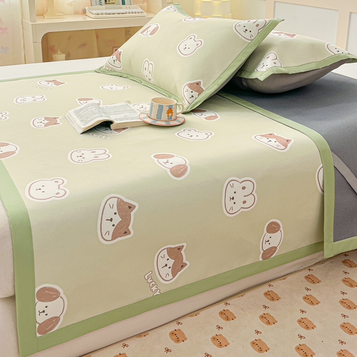 91家纺网 家纺一手货源 找家纺 绒艺席业 2025新款600D冰丝印花数码印花冰藤席卡通小清新系列 可爱三小只