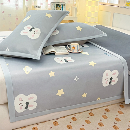 91家纺网 家纺一手货源 找家纺 绒艺席业 2025新款600D冰丝印花数码印花冰藤席卡通小清新系列 星空兔-灰