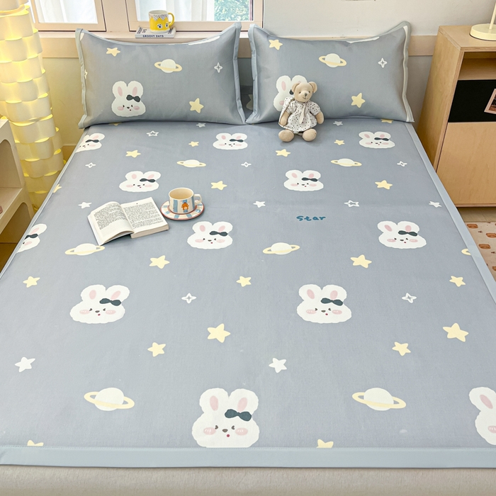 91家纺网 家纺一手货源 找家纺 绒艺席业 2025新款600D冰丝印花数码印花冰藤席卡通小清新系列 星空兔-灰