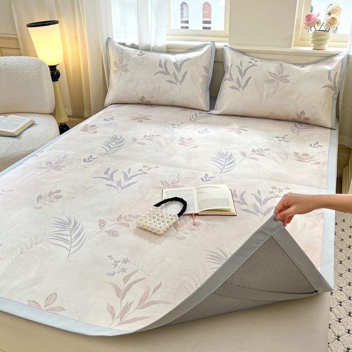 91家纺网 家纺一手货源 找家纺 绒艺席业 2025新款600D冰丝印花数码印花冰藤席赫本风系列 花影晚风