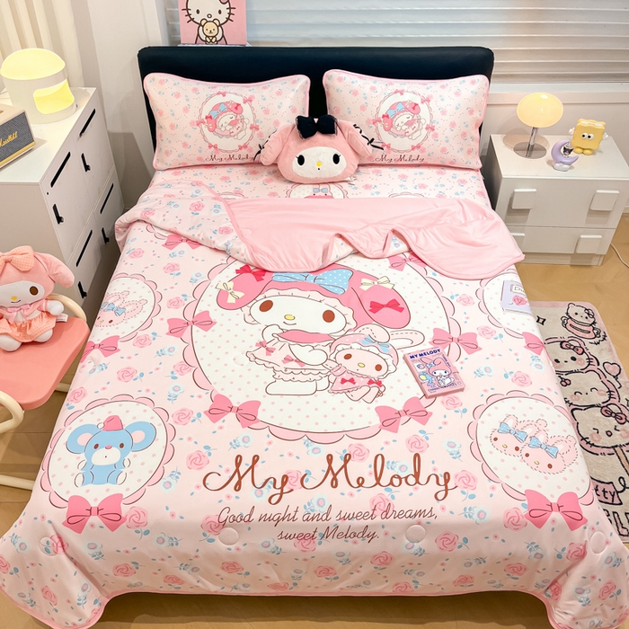 91家纺网 家纺一手货源 找家纺 暮思家居 2025新款正版授权A类大版数码印花三丽鸥可机洗1200D冰丝凉席可组合针织棉夏被四件套床笠款 床笠款-花园美乐蒂