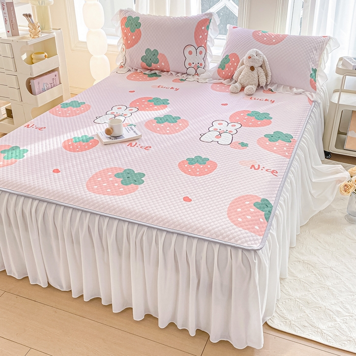 91家纺网 家纺一手货源 找家纺 康纳利2025新款A类冰豆豆床裙款凉席夏被四件套凉感丝空调被送买家秀 草莓兔