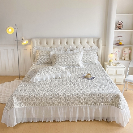 91家纺网 家纺一手货源 找家纺 宜凡家纺2025新款雪纺花边印花夹棉床盖三件套 布瑞克