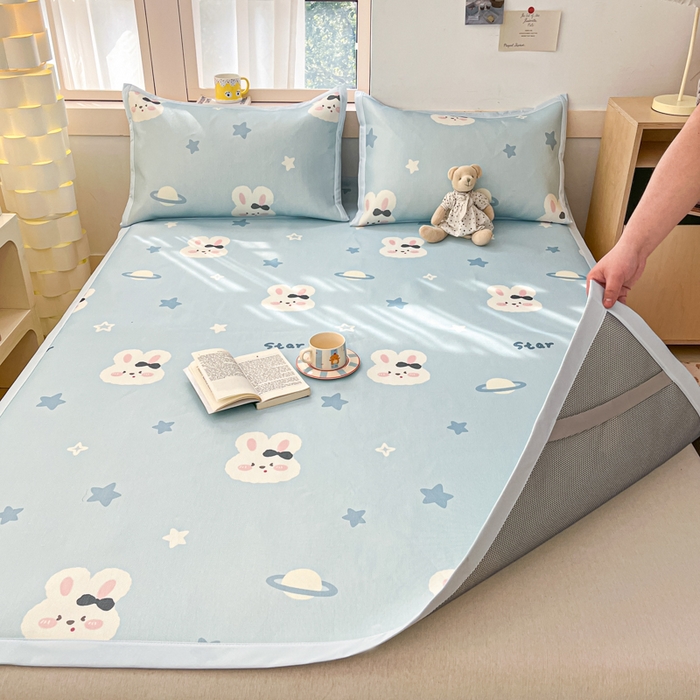 91家纺网 家纺一手货源 找家纺 绒艺席业 2025新款600D冰丝印花数码印花冰藤席卡通小清新系列 星空兔-兰