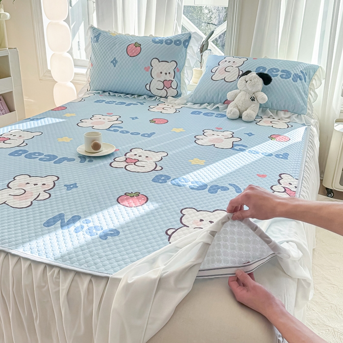 91家纺网 家纺一手货源 找家纺 康纳利2025新款A类冰豆豆床裙款凉席夏被四件套凉感丝空调被送买家秀 草莓小熊