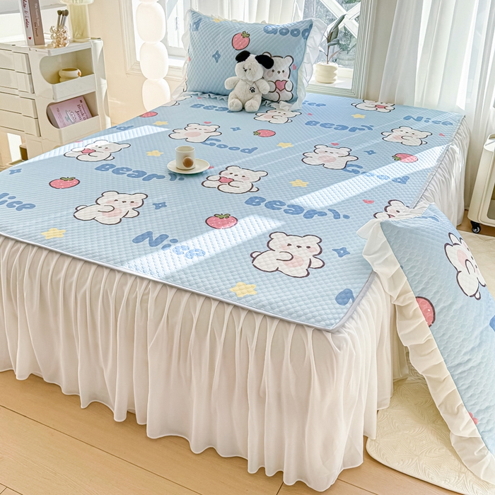 91家纺网 家纺一手货源 找家纺 康纳利2025新款A类冰豆豆床裙款凉席夏被四件套凉感丝空调被送买家秀 草莓小熊